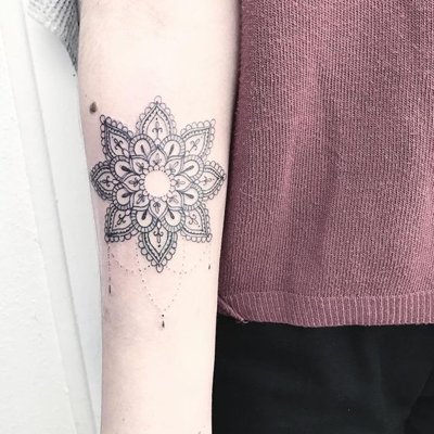  Tatouage mandala de petite taille sur le milieu du bras